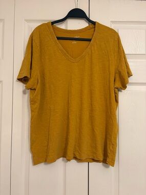 Universal Thread Women's V-Neck Short Sleeve Tee in Mustard